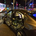 ФОТО: У Stockmann столкнулись трамвай и легковой автомобиль, водитель которого пропал с места аварии
