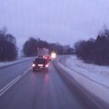 VIDEO: Tallinna-Tartu maanteel saab veok pimedas kurvis vaevu sõiduautost mööda