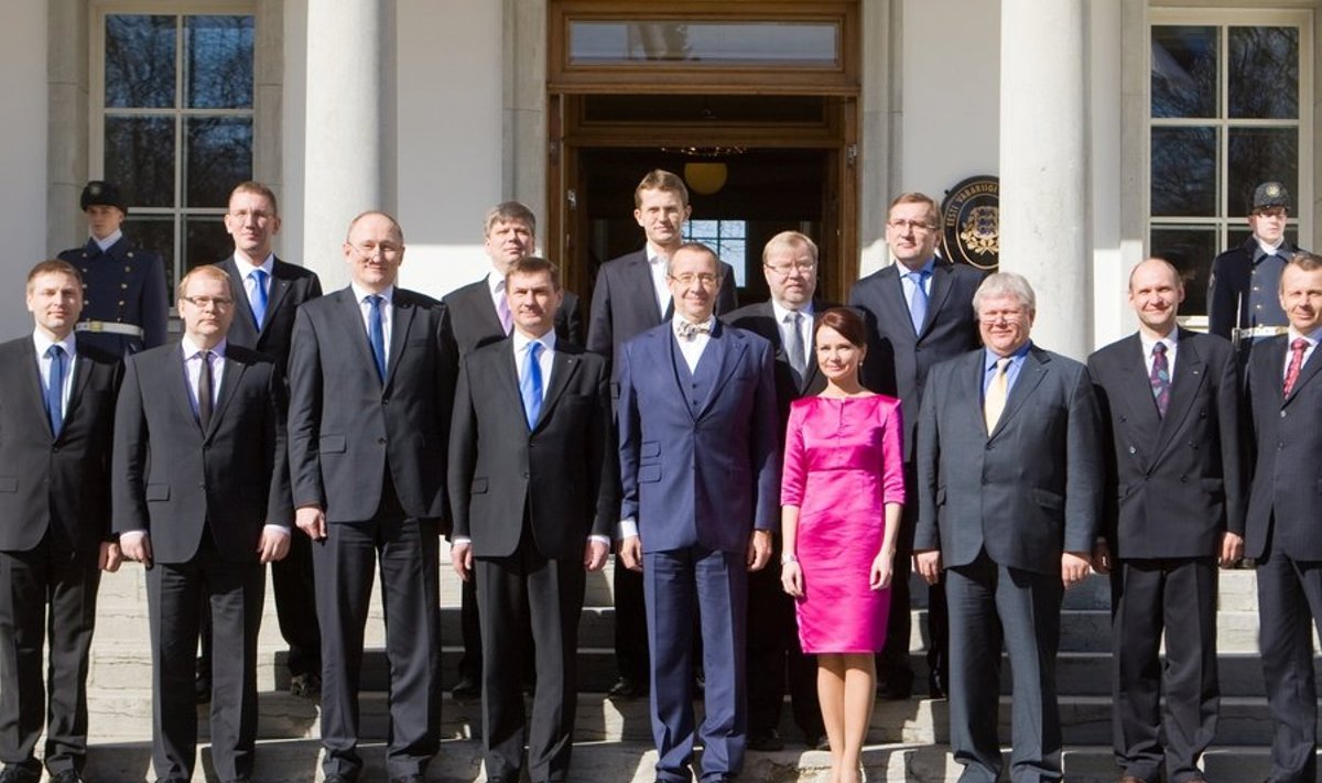 Praeguse valitsuse ministrid pärast ametisse saamist Kadrioru lossi ees poseerimas koos president Ilvesega.