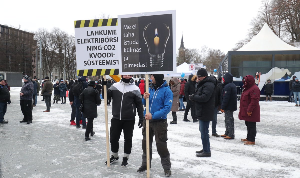 Vabaduse väljakule tulnud meeleavaldajad nõudsid 2022. aasta talvel elektribörsilt lahkumist.