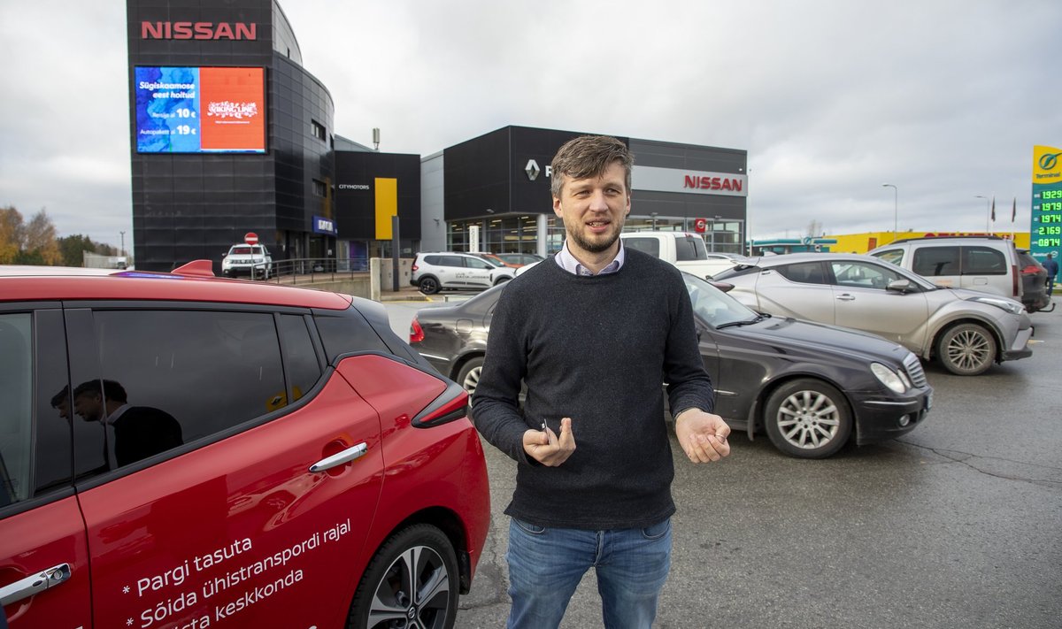 Nissan Baltikumi müügijuht Henri Daum arvab, et lähiajal elektriautode hinnad ei lange, vaid hoopis bensiinimootoritega autode hinnad tõusevad.