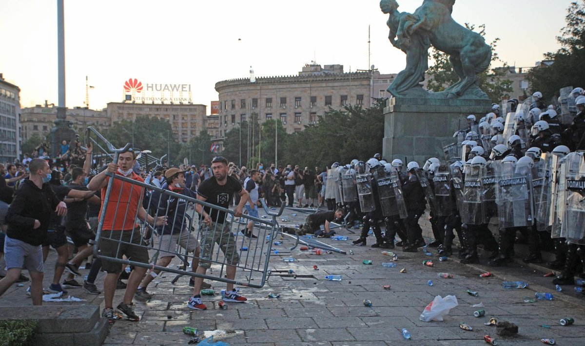 Serbia pealinnas Belgradis muutusid karmide piirangute vastased protestid vägivaldseks.