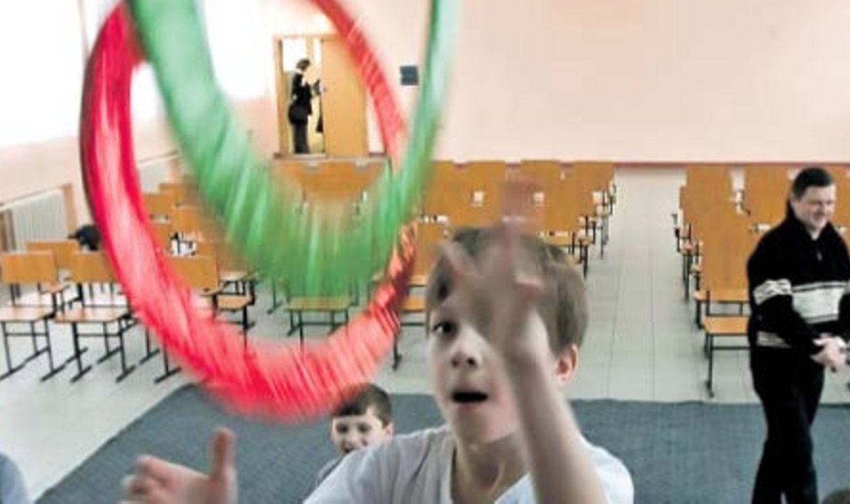 Noormees heitleb rõngastega ühe Kaliningradi kooli kehalise kasvatuse tunnis, mis on kohustuslik.
