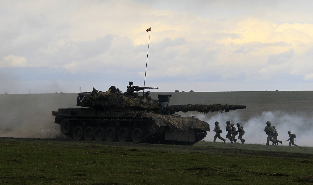 Soldiers take part in the "Wind Spring 15" military exercises at Smardan shooting range
