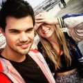 FOTOD: Uus kuum paar! "Videviku" staar Taylor Lautner elab Hollywoodi võsukesest silmarõõmule sügavas leinas kaasa