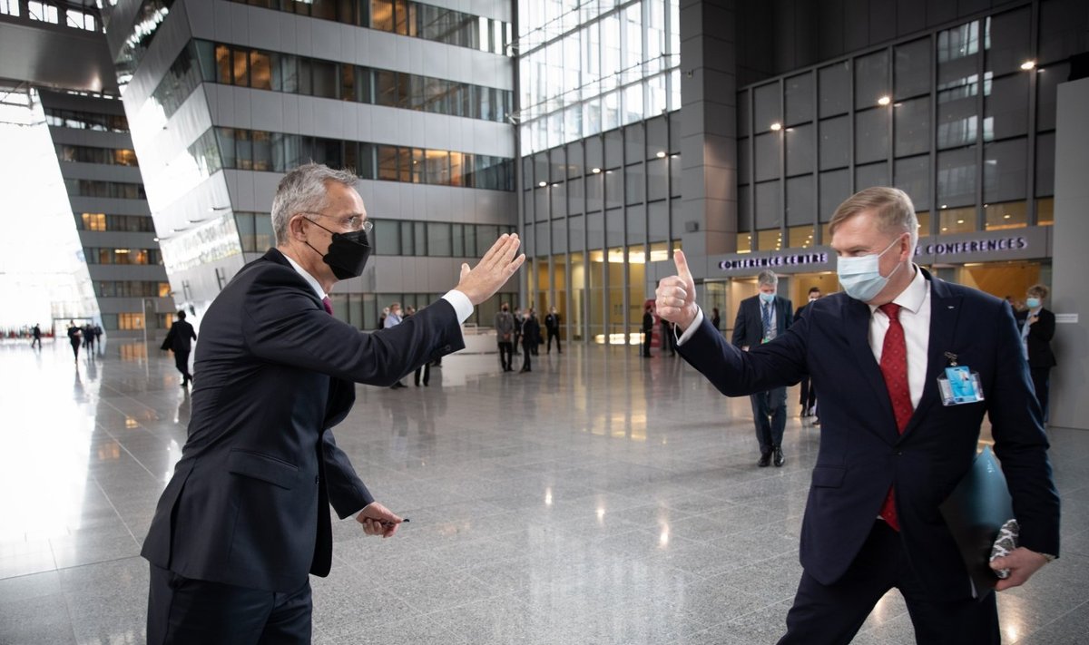 Jens Stoltenberg ja Kalle Laanet NATO kohtumisel