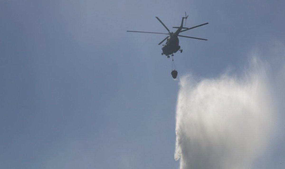 Helikopter kustutab metsatulekahju