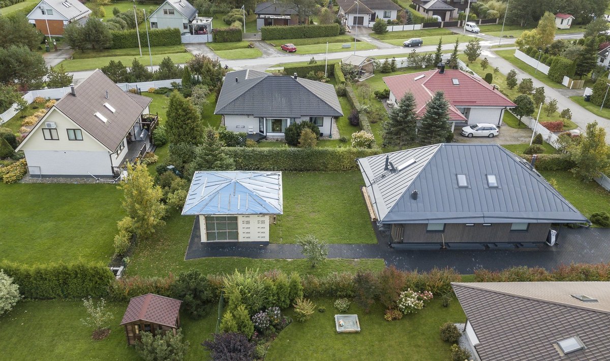 Uus abihoone (sinise kilega kaetud katusega) häirib Tiskre majaomaniku naabreid.