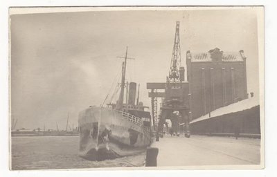 Talvepakases laev sadama elevaatori juures 1930. aasta paiku. Elevaator põles 1941. aasta sõjasuvel. 