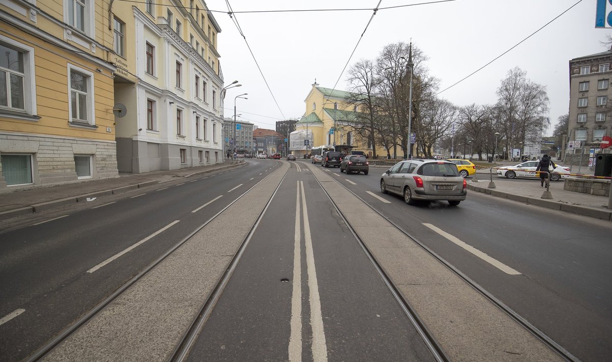 Pärnu maantee kitsas teelõik, kuhu jalakäijad, jalgratturid, autod ja ühissõidukid koos mahtuda ei taha.