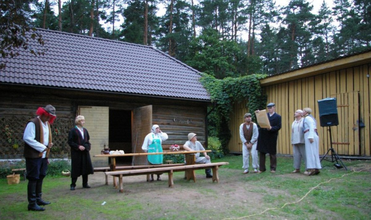Anne Lauri lavastatud Kurepalu rahvateatri etendus Säärane mulk ehk sada vakka tangusoola Haaslava vallamaja hoovis
