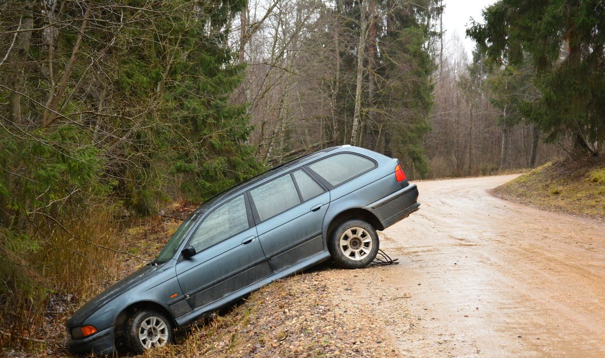 BMW sõitis Viljandimaal kraavi