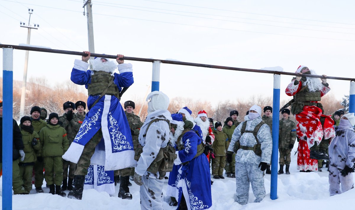 Foto on illustreeriv. Kemerevo politseikadetid ning kooliõpilased ühistel sõjaväelistel õppustel 24. detsembril