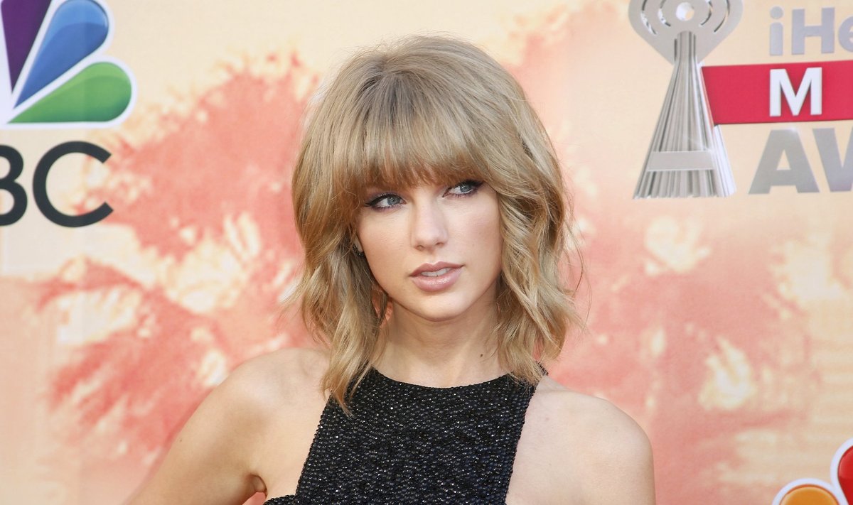 Singer Taylor Swift poses at the 2015 iHeartRadio Music Awards in Los Angeles