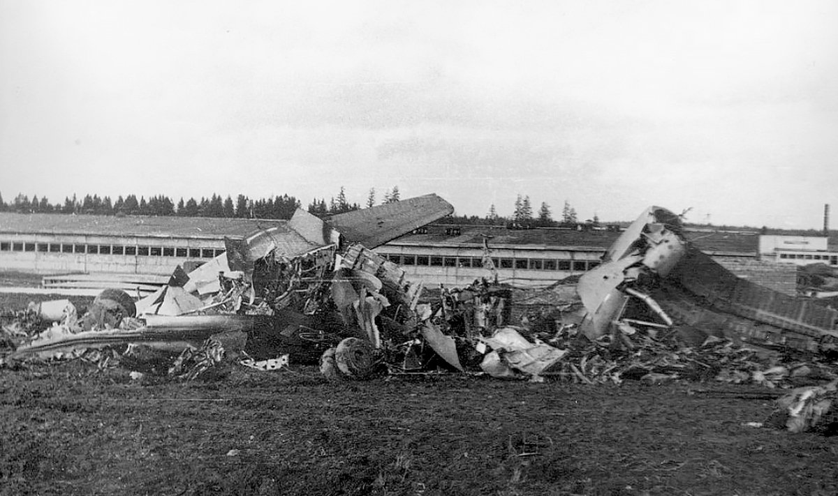 Lennuki AN-24 rusud lauda taga põllul.