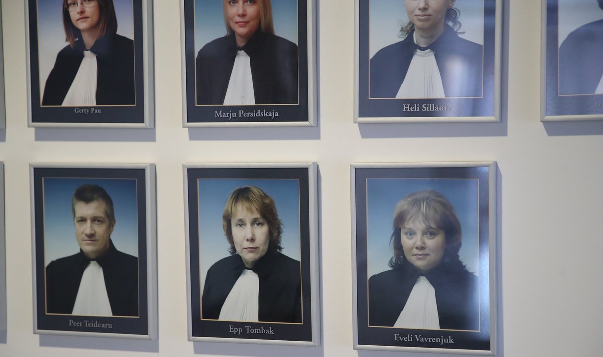 SUURE JAMA SEES: Tartu kohtuhoone seinal ripuvad kohtunike pildid, all paremal Eveli Vavrenjuki oma. Teda kahtlustatakse tasuta õigusabi saamises.
