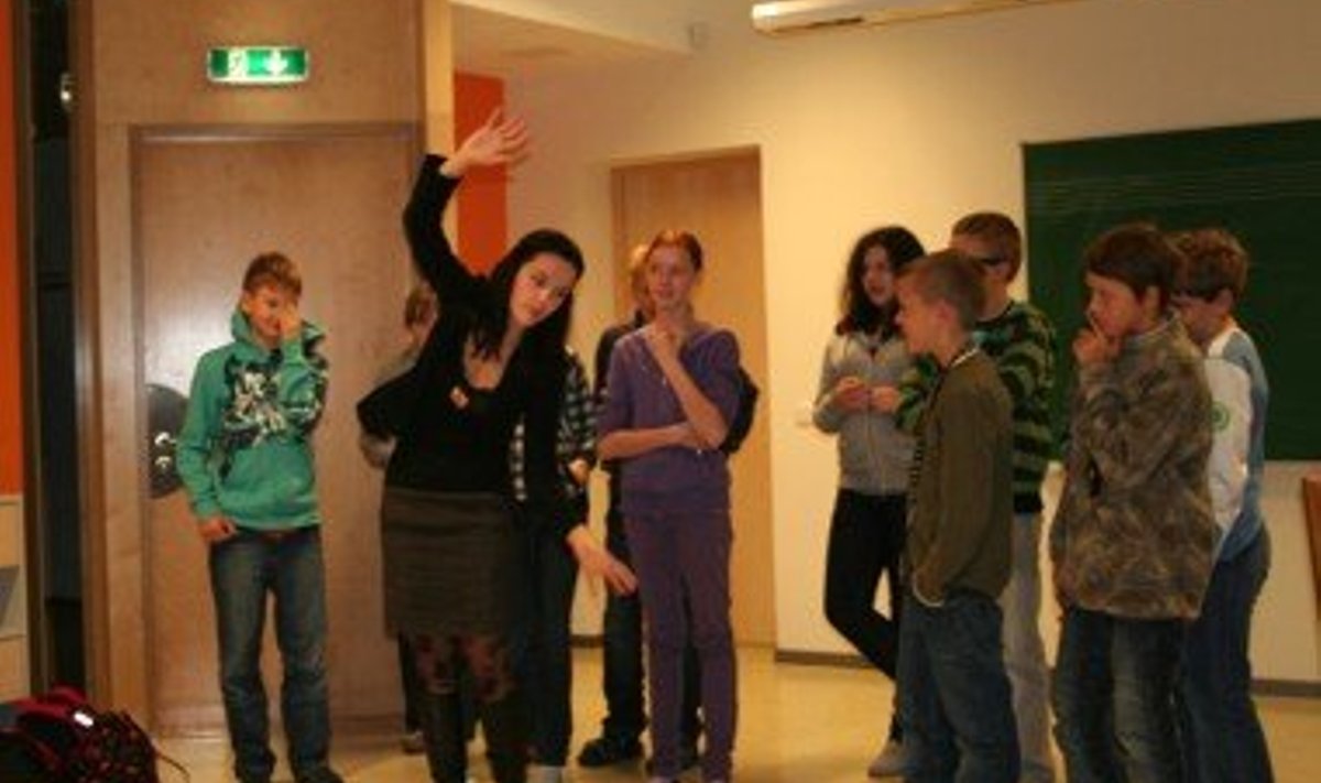 Hele Kõrve õpetas Kurtna õpilastele näitlejatarkusi. (Foto: Saku Sõnumid)