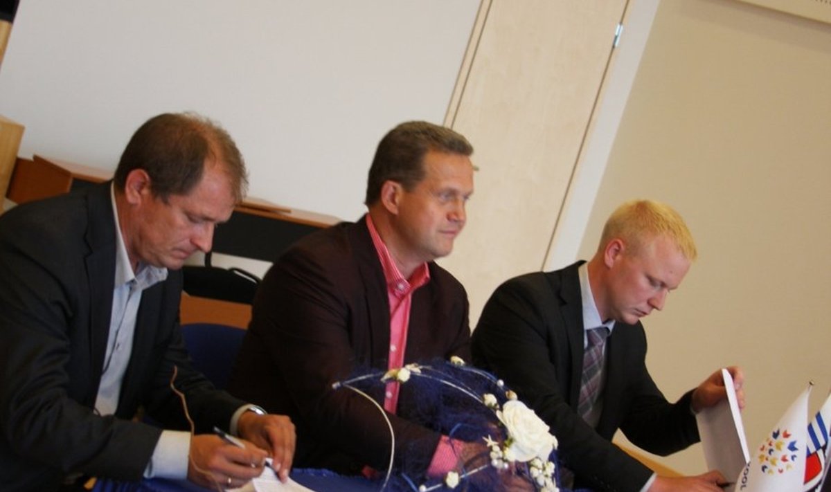 Fotol (paremalt) Rae vallavanem Mart Võrklaev,  Koger Projektijuhtimise AS esindaja Andres Koger ja OÜ KRTL esindaja Toomas Ruus ehituse töövõtulepingu alla kirjutamisel.