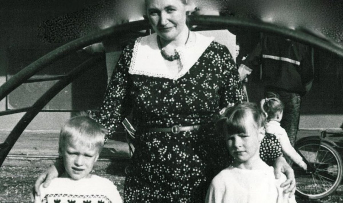 Õpetaja Tiina Ilves ja lasteaialapsed Priit Võlli ja Krista Vesi 1990. aastal. Foto: erakogust.