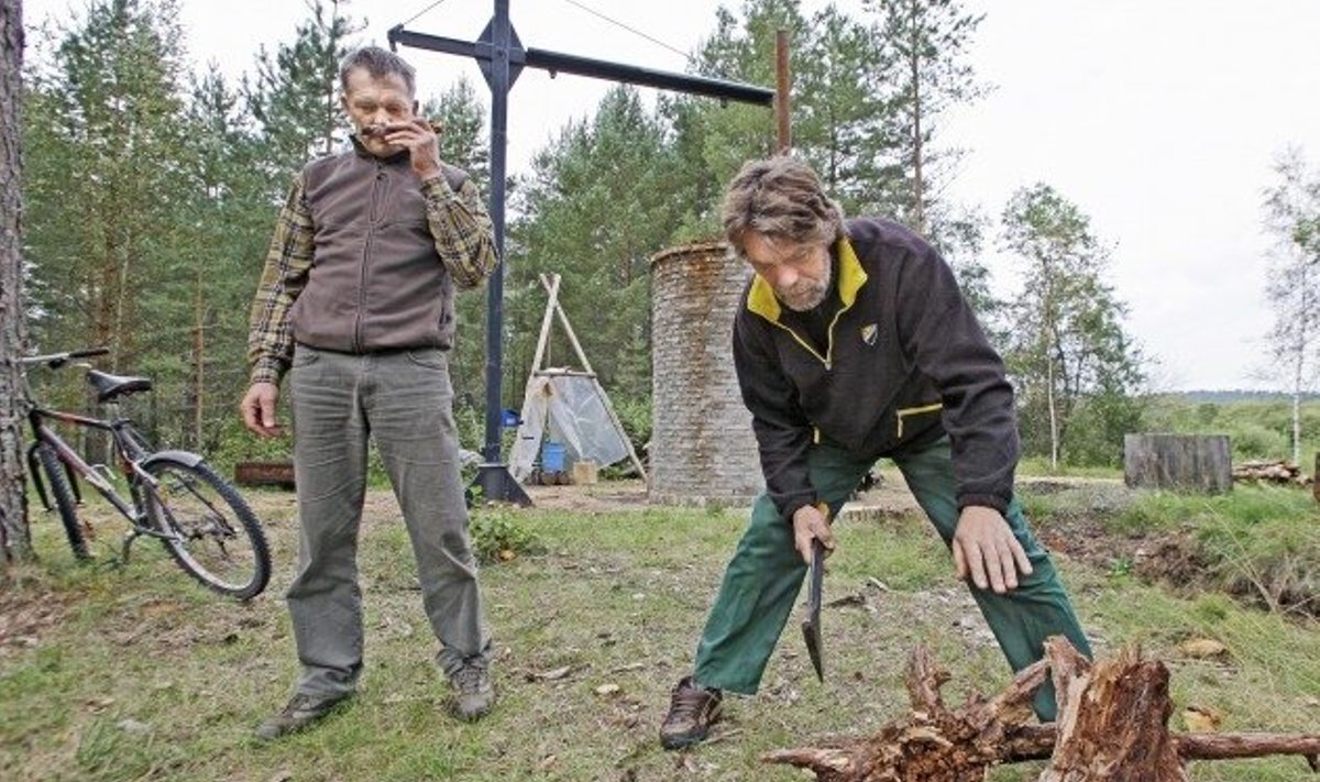 Ökoküla rajaja Kalev Raudsepp ajas koos Urmas Kuusikuga vastvalminud tõrvaahjus 40 liitrit tõrva.