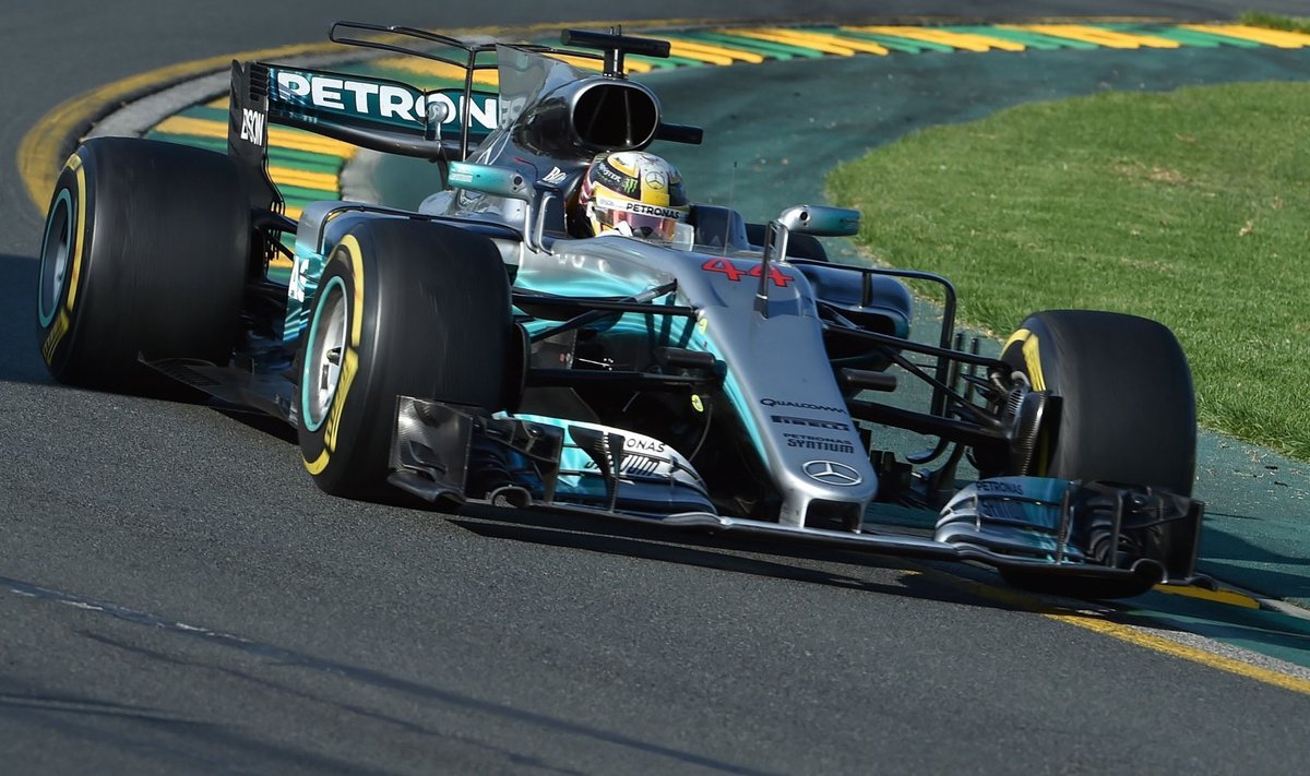 Lewis Hamilton võtmas kurvi oma Mercedese roolis. 