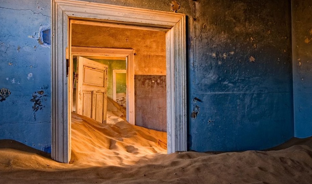 Занесенный песками заброшенный дом в Колманскопе, Намибия