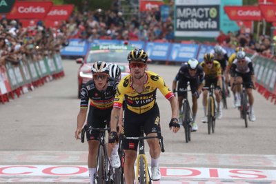 Primož Roglic (esiplaanil) tänase etapi finišis.
