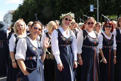 Stiliseeritud rahvarõivad mõjuvad koos väga kaunilt