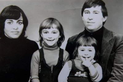 1984. Pildil Aljona moedisainerist ema Ljudmila ja siiani merd sõitev isa Ivan. Lastest parempoolne on Aljona, vasakpoolne tema õde Jekaterina.