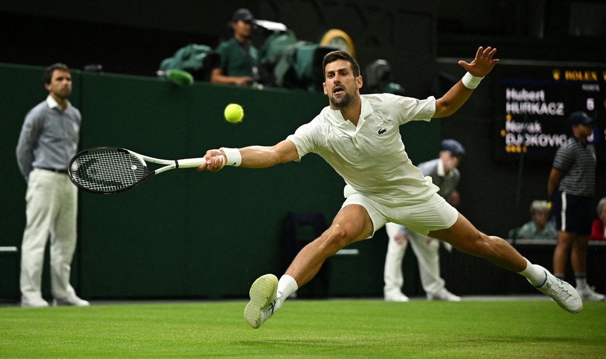 Novak Djokovic võitis Hubert Hurkaczi vastu kaks setti, enne, kui kohtumine Wimbledonis saabunud öörahu tõttu katkestati.