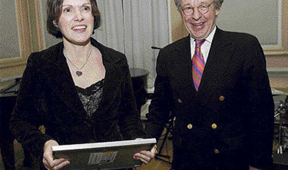 2006. aasta uuriva ajakirjanduse auhinna võitja Kadi Heinsalu koos Hans Jacob Bonnieriga.