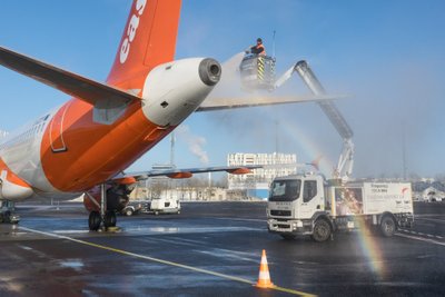 Lennukite jäätõrje Tallinna lennujaamas