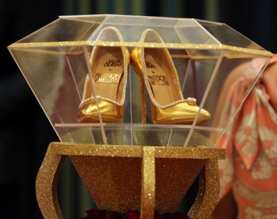Самые дорогие туфли в мире - $17,000,000. Выставлены в отеле Burj Al Arab Hotel в Дубае