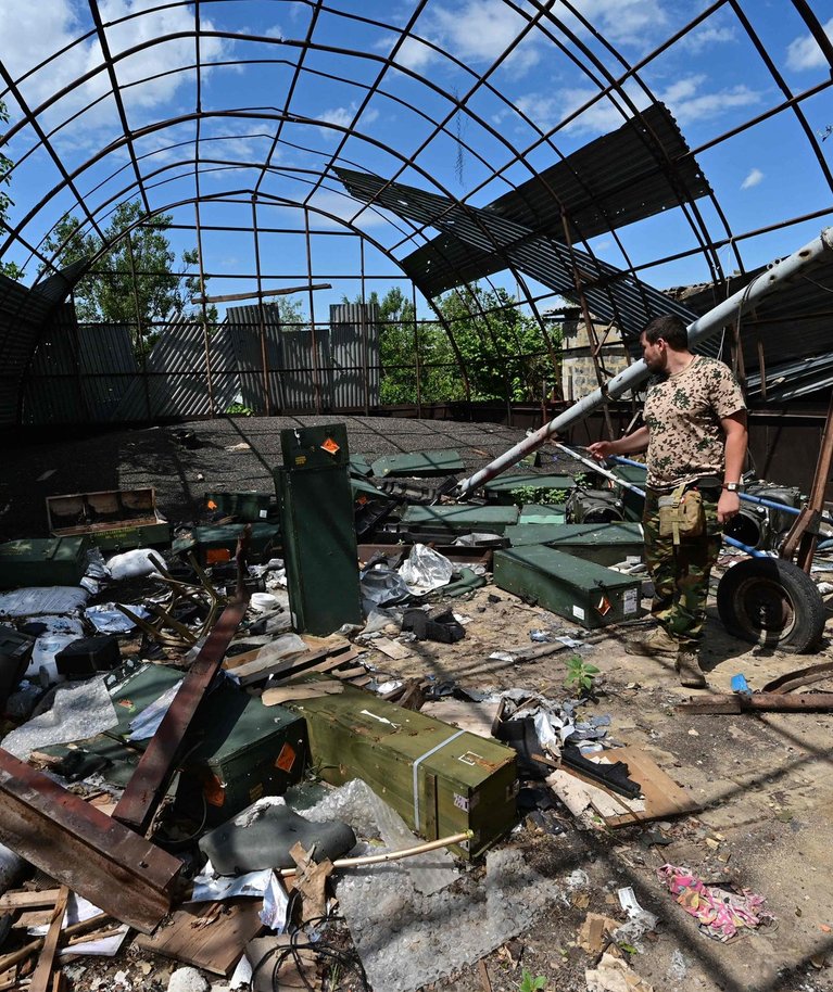 Ukrainlaste rühmaülem Alexander idarinde lähedal hävinud angaaris. Foto tehtud 13. juulil 2022