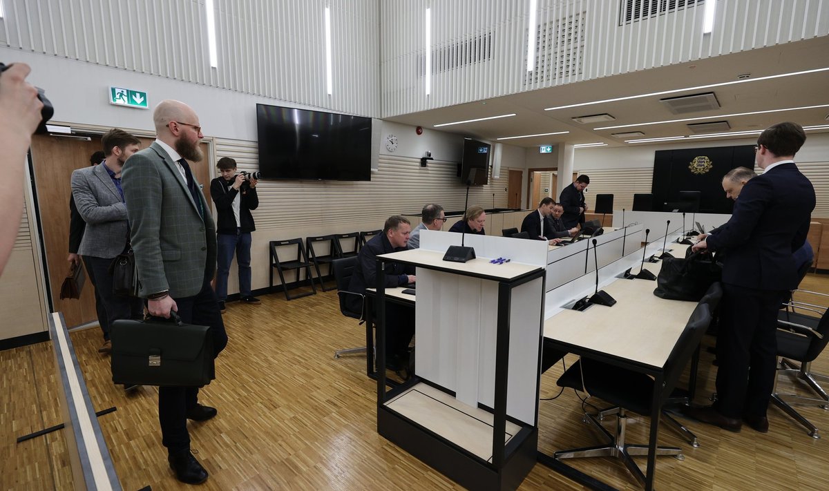Tallinna Sadama korruptsiooniprotsessi arutamine algas täna otsast peale ja täitis Harju maakohtu suurima saali advokaatidega.