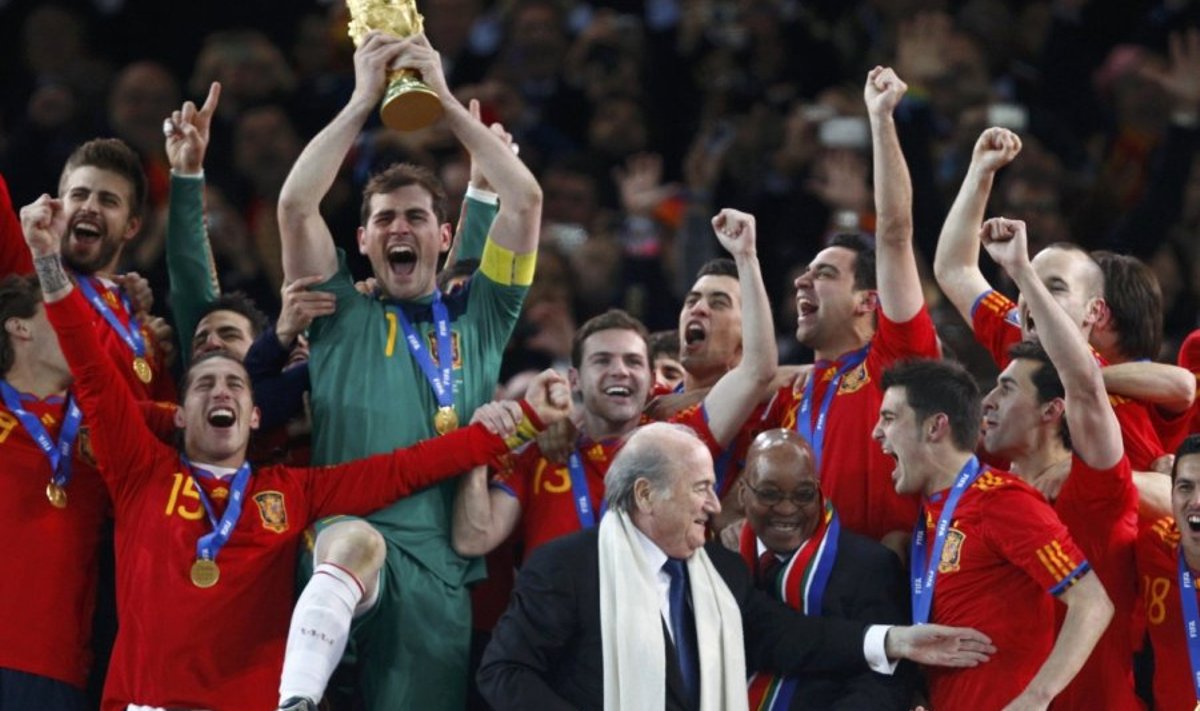 Hispaania kapten Iker Casillas karikaga