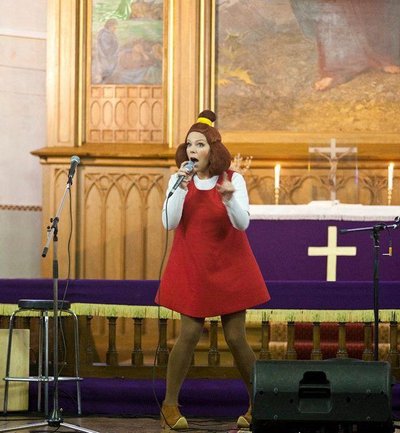 Gerli Padar laulis juba kolmandat aastat jär-jest Maarja Päikesekodu toetuseks. Sel korral Lottena. Foto: Annika Sild
