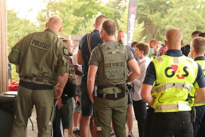 Politseinike ja turvameeste tagant paistavad Slaski toetajad, keda tabas väravas halb üllatus - nende piletid olid tühistatud.