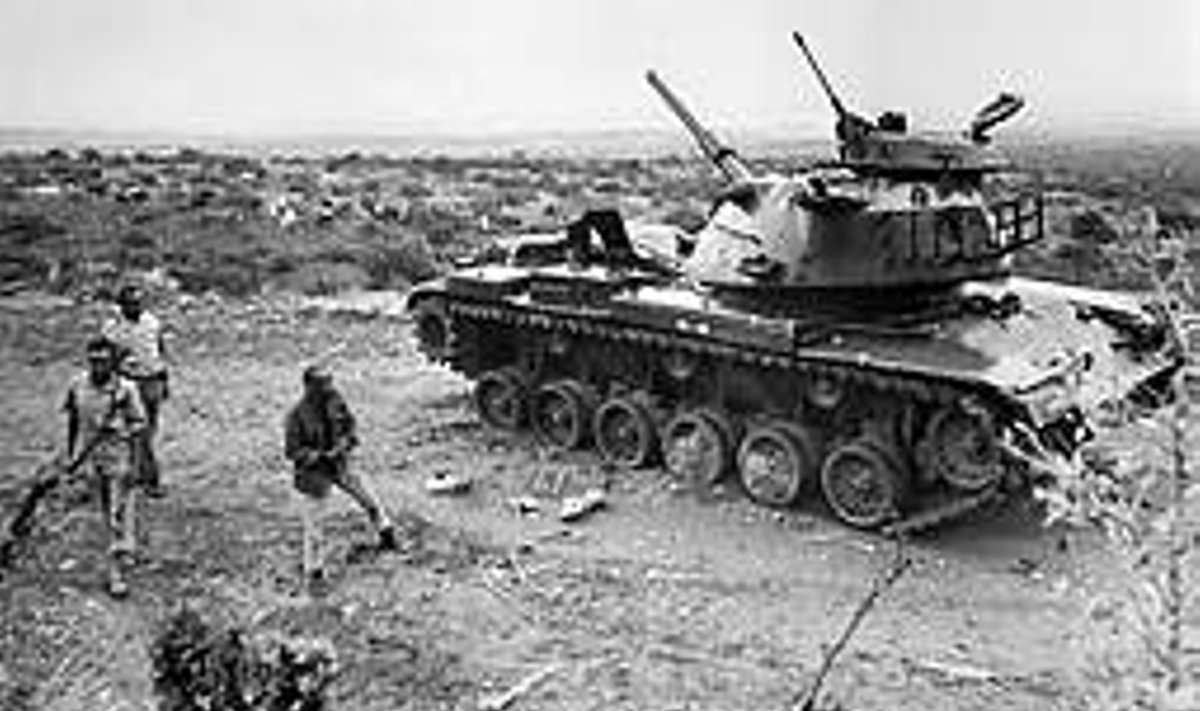 KAHE MAAILMA KOKKUPÕRGE: Etioopia armee Nõukogude tank Somaalia piiril Ogadeni kõrbes novembris 1977. Käis sõda, kus Etioopiat toetasid N Liit ja Kuuba, Somaaliat aga USA. afp