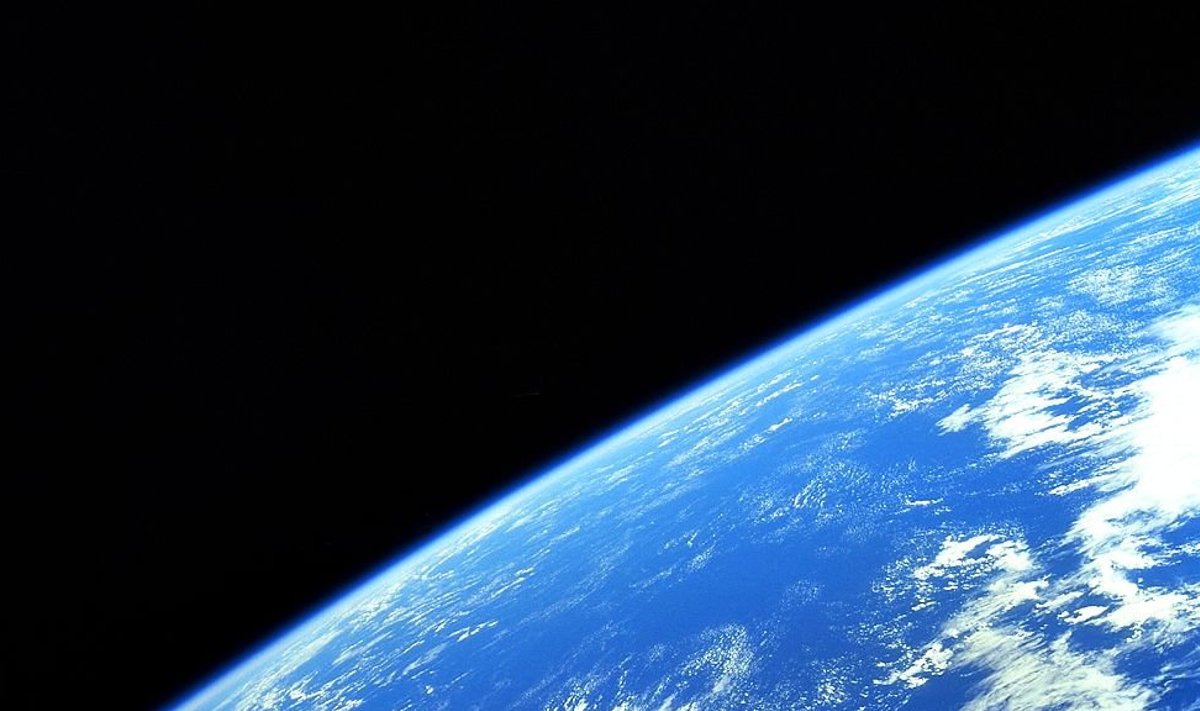 Arvutiga loodud pilt, milline näeks Maa välja vaadelduna kõrgelt orbiidilt. (Foto: Wikimedia Commons / THEBLITZ1)