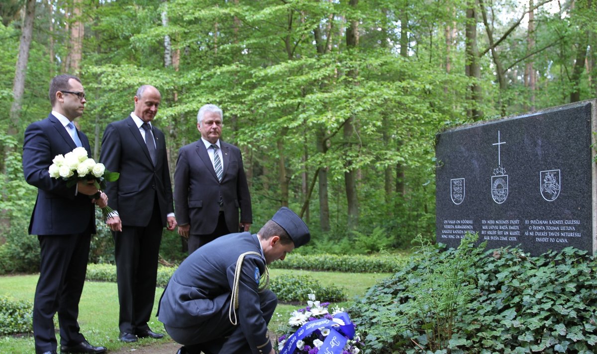 Tartu linnapea Urmas Klaas viis Vabariigi Presidendi poolt pärja Balti riikide sõjapõgenike mälestuskivile Geesthachti metsakalmistule. 