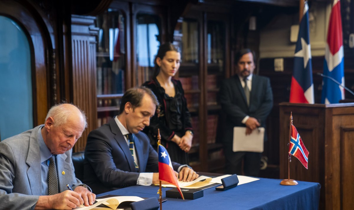 Thor Heyerdahl jr (vasakul) ja Tšiili valitsuse esindaja Carlos Maillet tagastuslepingule alla kirjutamas