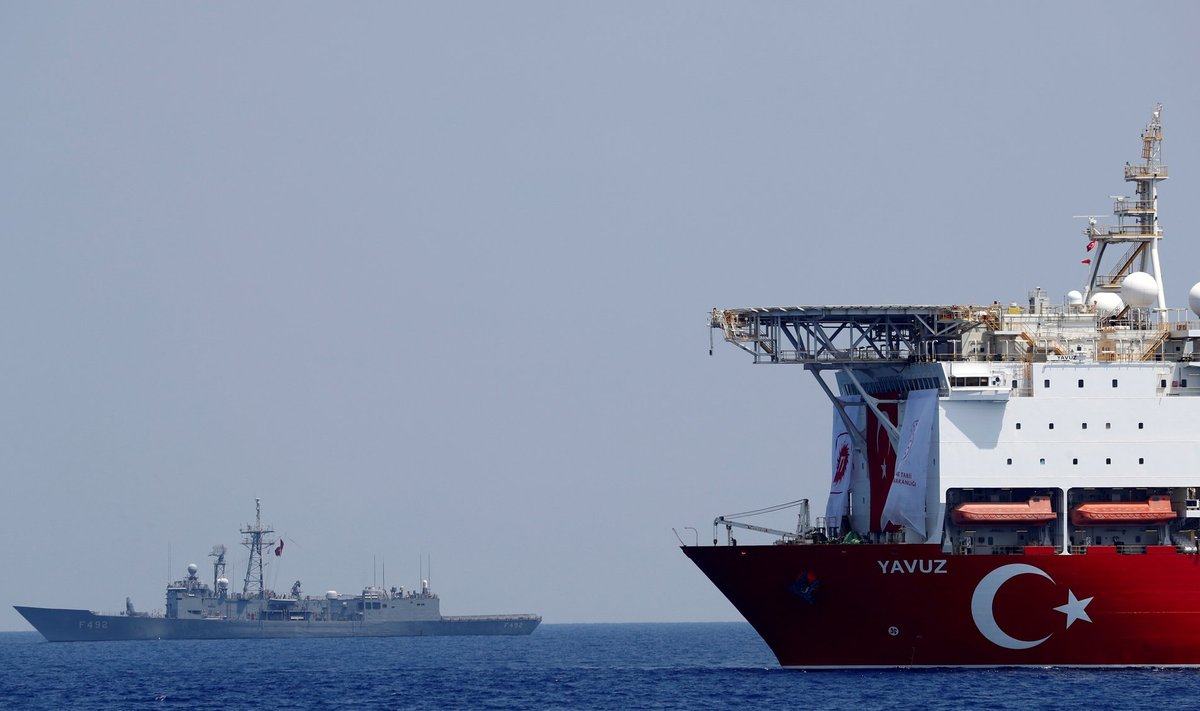 Türgi puurimislaev Yavus teeb Küprose lähistel katsepuurimisi Türgi sõjalaeva valve all.
