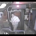 VIDEO: Karm õigusemõistmine - bussijuht materdab kurikaga kotivarast