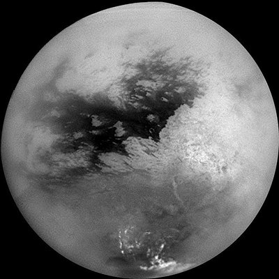 Üheksast fotost koosnev mosaiik Titanist, pildistatuna kosmoseaparaadi Cassini pardalt 2004. a (foto: NASA, JPL, Space Science Institute / CC BY-SA 4.0 / Wikimedia Commons)