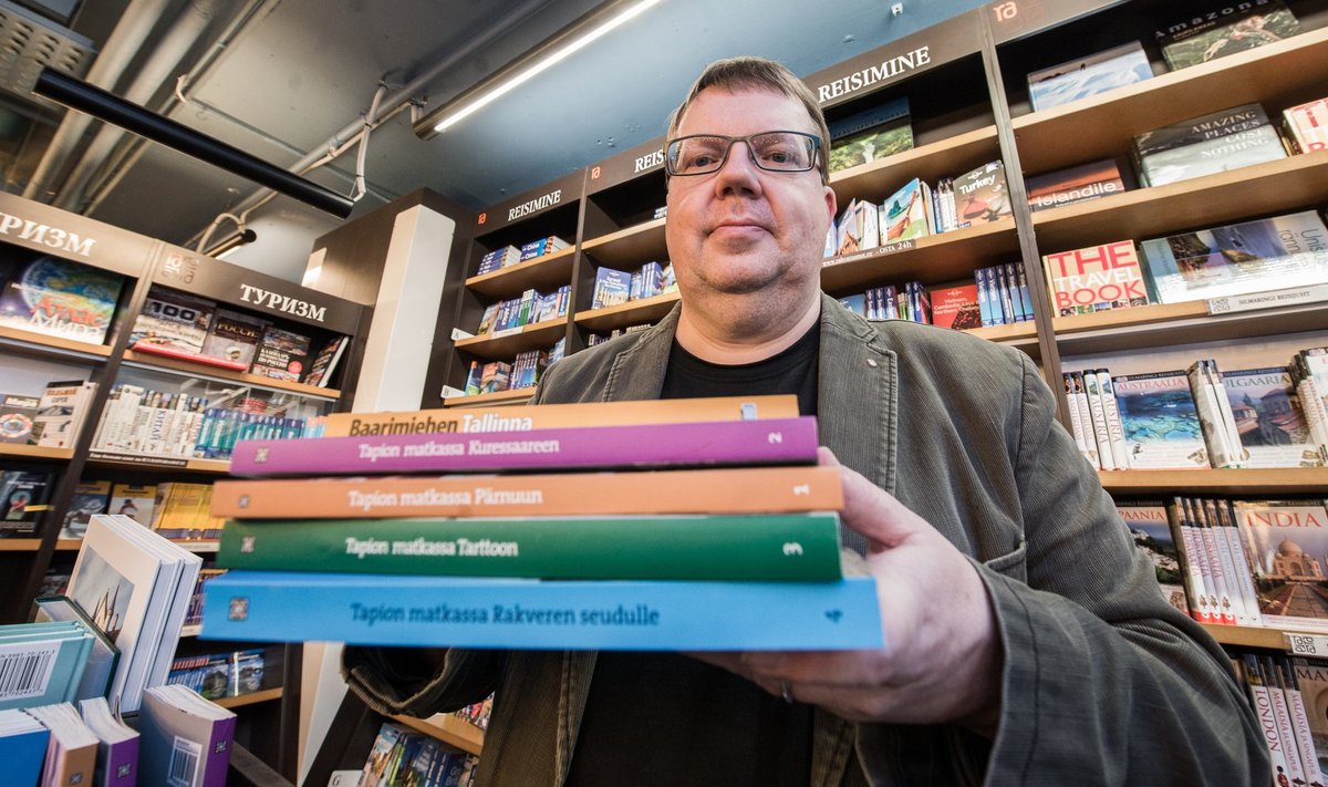 Tapio Mäkeläinen näitab oma raamatuid, mis tutvustavad Pärnu, Kuressaare, Tartu ja Lääne-Virumaa vaatamisväärsusi. Mäkeläinen on ka raamatu „Kõrtsiskäija Tallinna teejuht” üks autoreid.