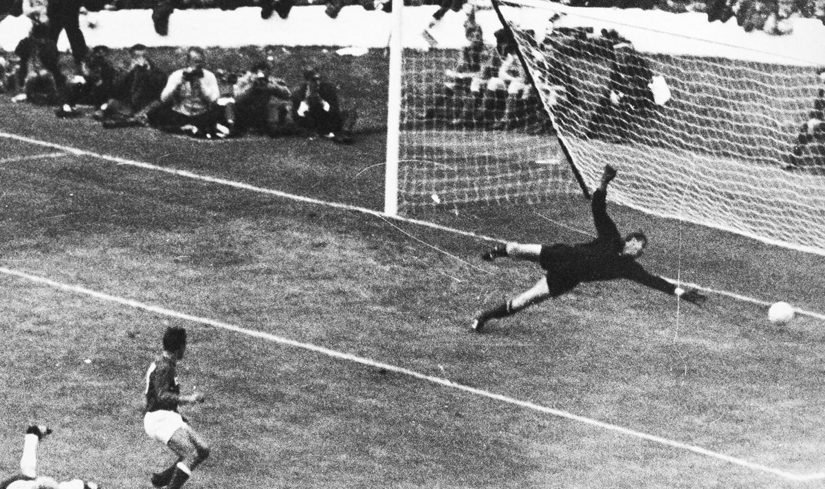 Лев Яшин (справа) в матче чемпионата мира-1966