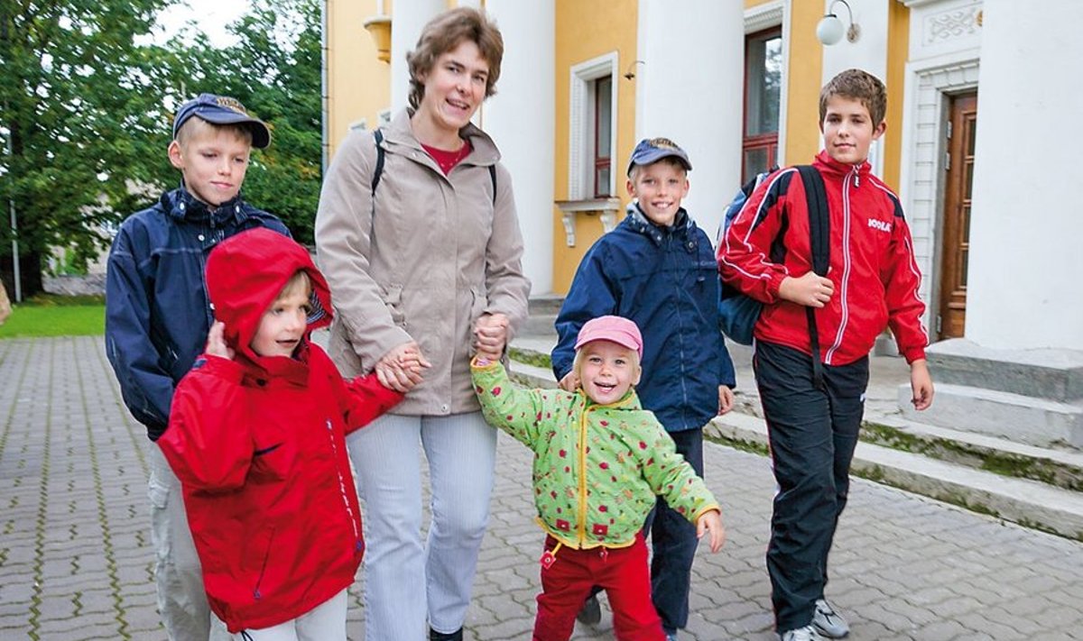 Astrid Valo loodab, et lasterikkaid peresid väärtustatakse rohkem. Tal on viis last – Rainer (paremal), kaksikud Rauno ja Raiko, Riine ja pesamuna Riti.