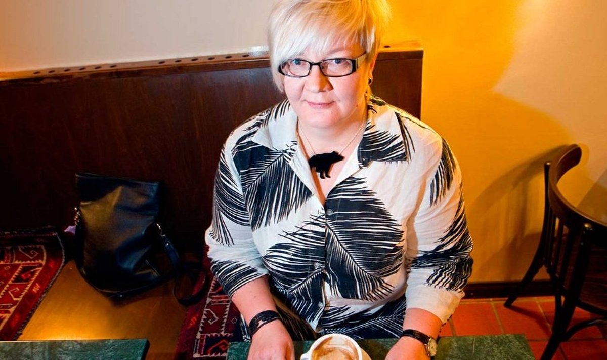 Nauding kohvitassis: Johanna Mäkelä arutleb, et pärast seda, kui magusad pirukad ja koogikesed kui traditsioonilised kohvikõrvased põlu alla pandi, muutus kohvipaus soomlasele veelgi armsamaks. (Foto: Ari Aalto)