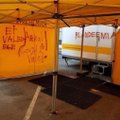 ФОТО | Коронаскептики-вандалы изуродовали палатку тестирования на коронавирус